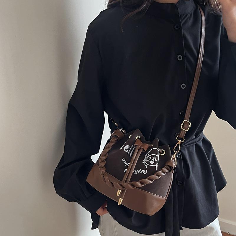 Contrasting color splicing women's bag 2026 new fashion trend retro style versatile casual simple portable messenger bucket bag