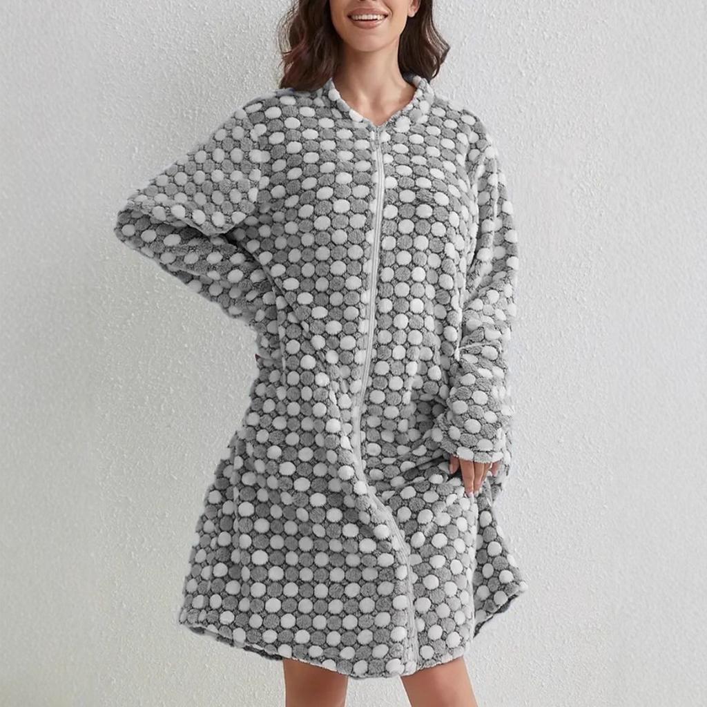 Neformální a pohodlná flanelová noční košile s otevřeným hrudníkem, domácí župan s kruhovým vzorem