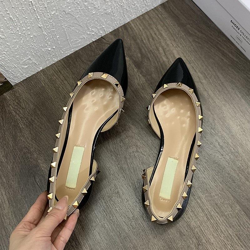 

Temperament color matching pointed single shoes versatile patent leather flat heels women s shoes new rivets Korean version side empty shallow mouth f 35