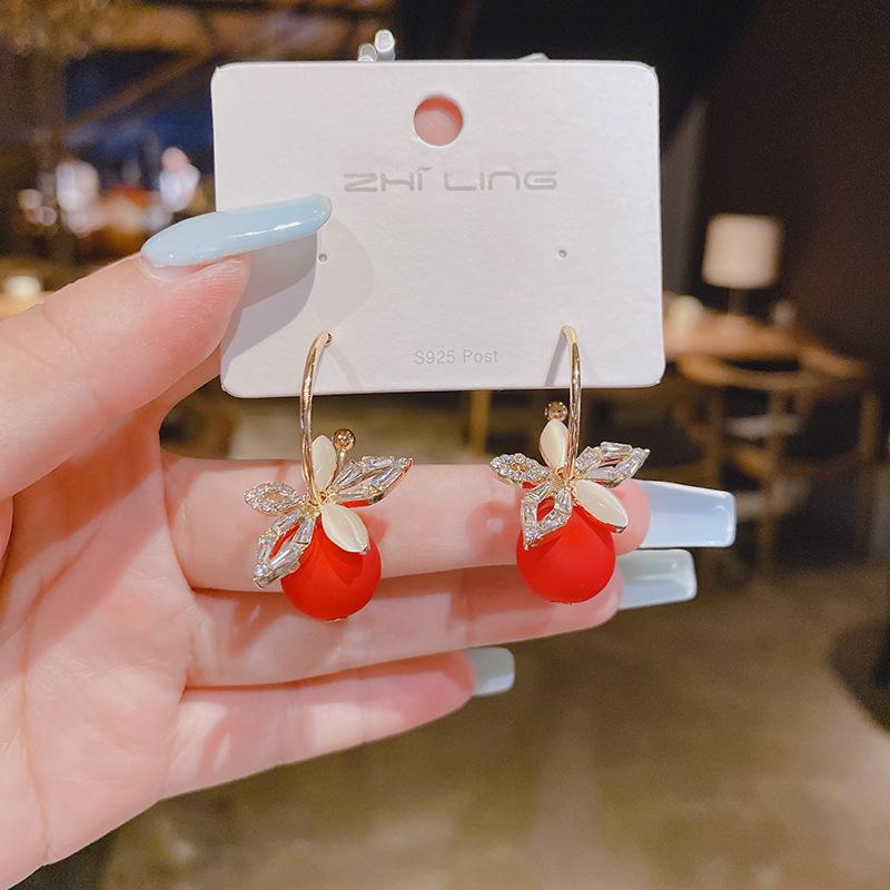 Retro light luxury pearl flower fashion earrings femininity high sense atmosphere stud earrings versatile personality earrings
