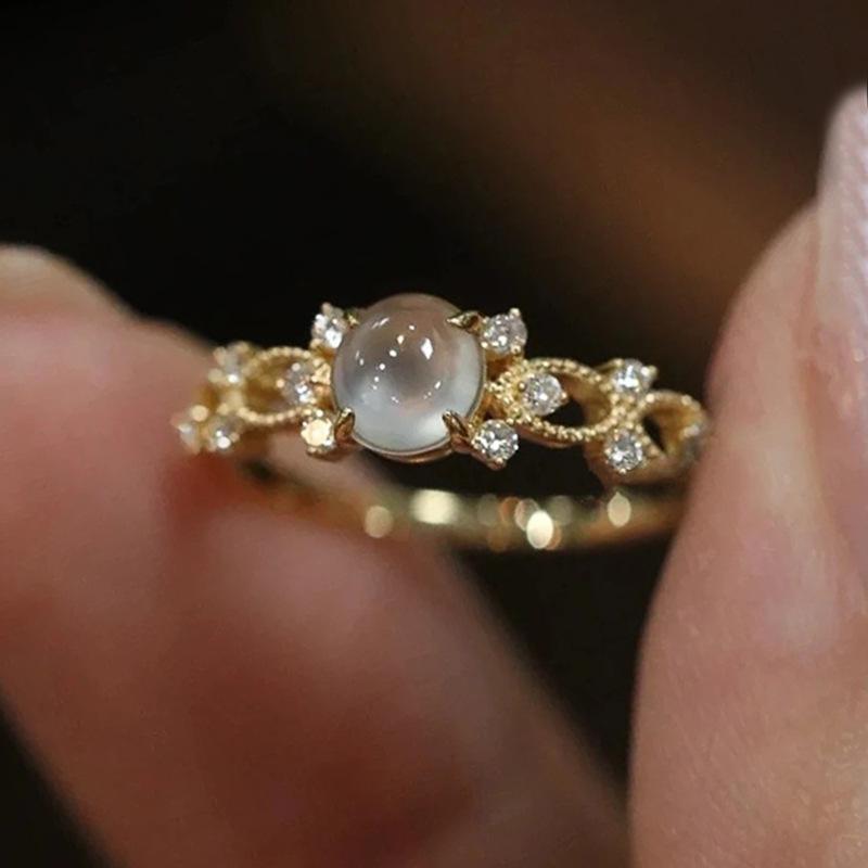 Niche Retro Imitation Moonstone Ring, Exquisite High-End Romantic Index Finger Ring, Egg Surface Fashion Women'S Ring