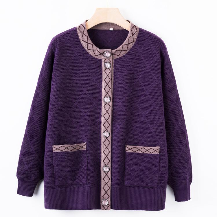 Matky středního věku a starší nosí jarní a podzimní svetrové bundy, starší oblečení, stará paní, babička, podzimní kardiganový svetr