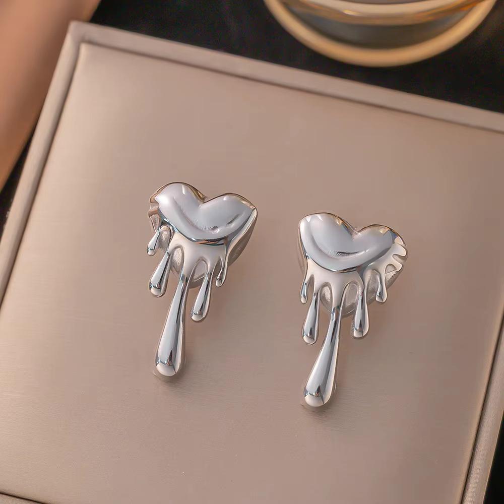 Sweet And Exquisite Melting Heart Decorative Stud Earrings Suitable For Women To Wear Clothes For Summer Travel