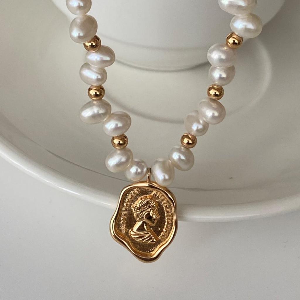 Small Fresh Pearl Stone-shaped Pearl Chain Body Queen Tag Necklace High-end Design Temperament