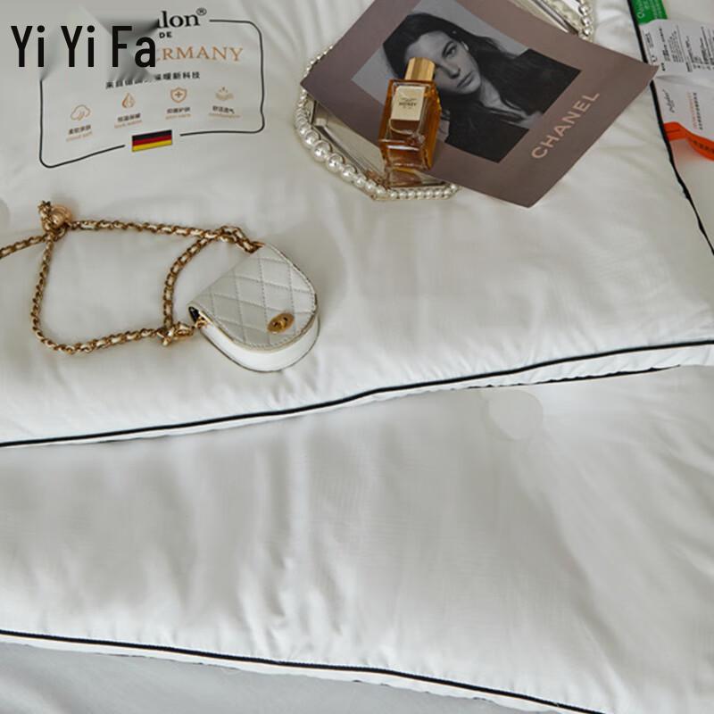 Yiyi Ai Embossed German Velvet Winter Quilt