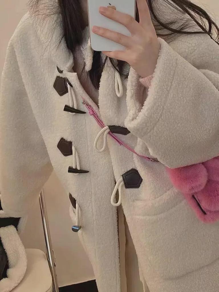 Dámský vlněný bavlněný kabát nad koleno s kapucí a přezkou z jehněčí kůže