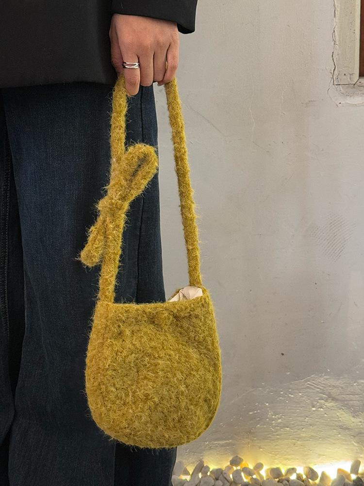 

2025 new eggshell bag plush oval cute little crossbody shoulder backpack women ins new mobile phone bag жёлтый