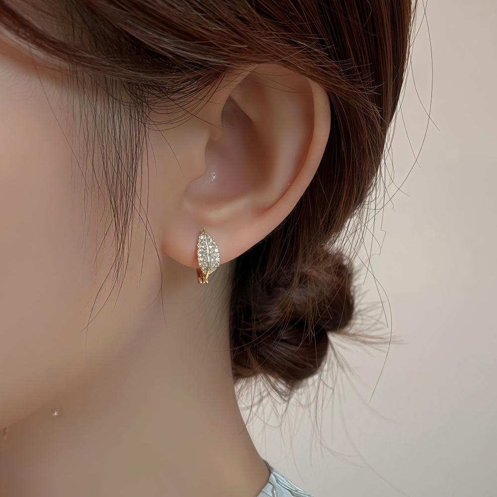 Exquisite Micro-Inlaid Leaf Ear Clips: Elegant, Niche, High-End Earrings for Women (2025)