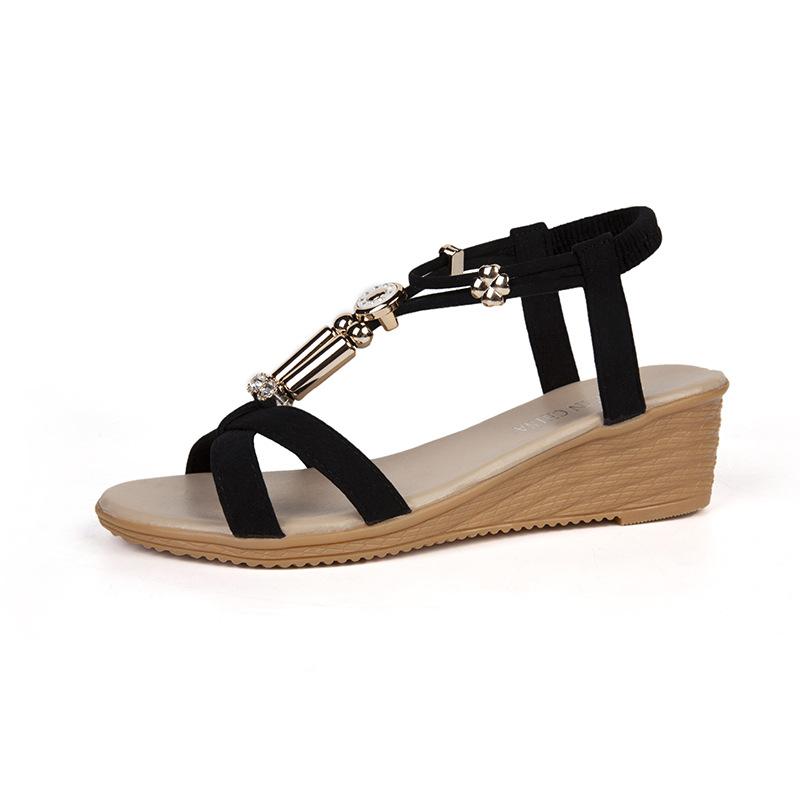 2025 Mode Frühling und Sommer Neu Kreuz T-Wort mit Keilabsatz Sandalen Perlenbesetztes Dekoratives Design Rücken Dreifach Elastisch Damenschuhe