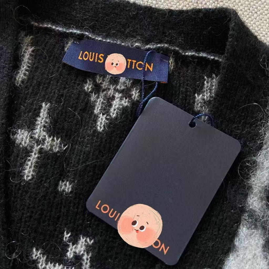 Klassischer Mohair-Strickcardigan mit V-Ausschnitt von G Family – weich, zart und modisch.