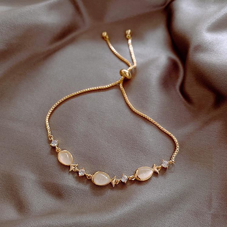 French Retro Double-Layer Bracelet: Stylish Light Luxury Bangle for Women.
