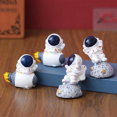 Zestaw 4 figurek astronautów, figurek kosmonautów, dekoracyjnych eksponatów (Polyresin) do wystroju wnętrz