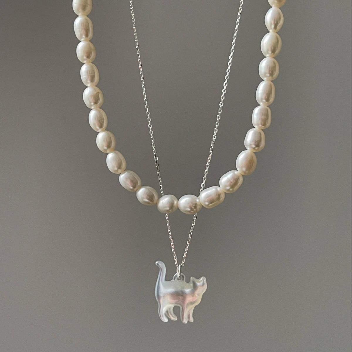 

Cat White Mother-of-Pearl Silver Pearl Necklace - Niche Layered Clavicle Chain