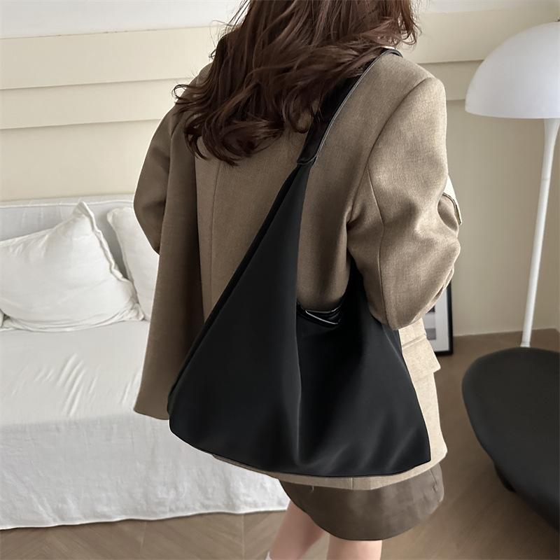 New Autumn and Winter Large Capacity Simple Shoulder Bag for Women Fashionable and Versatile Underarm Bag Temperament Gentle Commuter Tote Bag