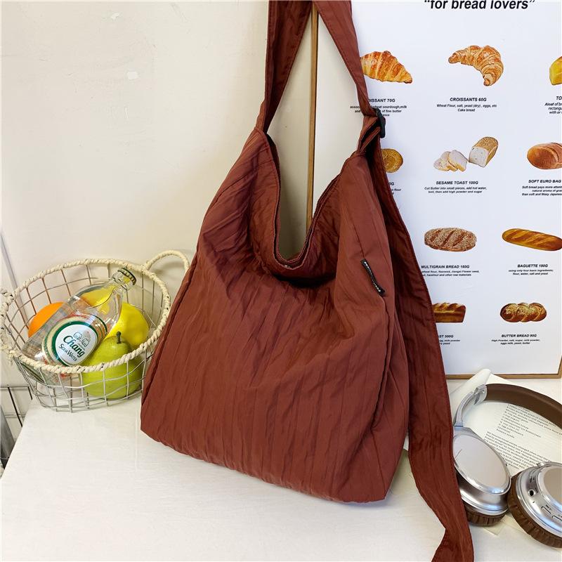 

Niche large-capacity canvas bag women s 2025 new versatile messenger bag class shoulder tote bag красный