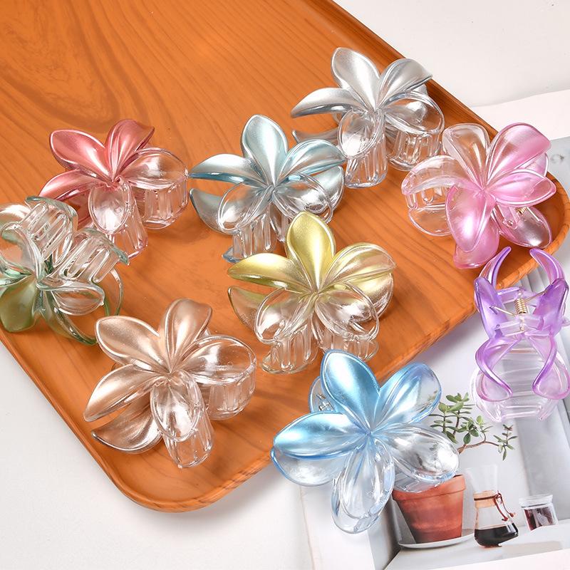 Frangipani Gradient Summer Shark Claw Clip: Beach Style Flower Updo Headwear.