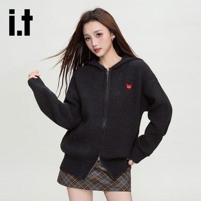 Üst Kıyafetler – Kapşonlu Kazaklar & Svetşörtler