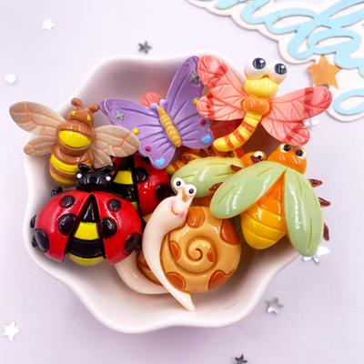 6 Stück bunte Harz-Cartoon-Figuren: Großer Schmetterling, Käfer, Libelle, Biene, Zikade. Flache Rückseite. Scrapbooking DIY-Zubehör. Dekoration Bastelbedarf