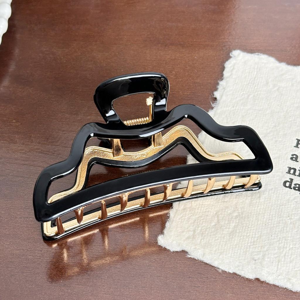 Fashion-forward Hair Claw Clip Featuring Elegant Lines For Effortless Style In Multiple Color Options