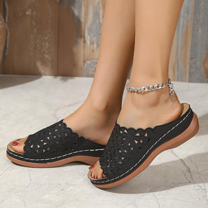 Cross-border foreign trade large size summer new simple casual flower hollow PU medium heel women's wedge heel slippers