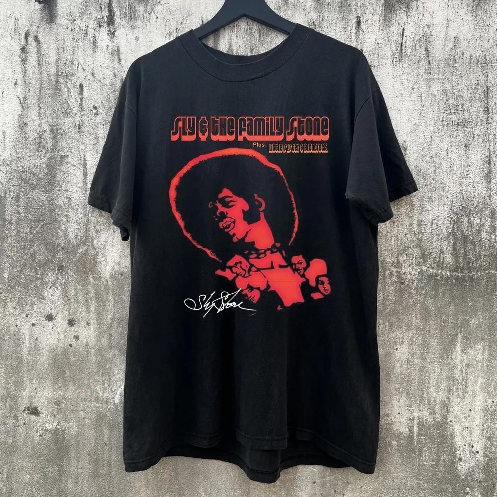 

NEW Sly Stone Signature In Concert T Shirt Black Full Size AR1348 Unisex T-Shirt XXXXL