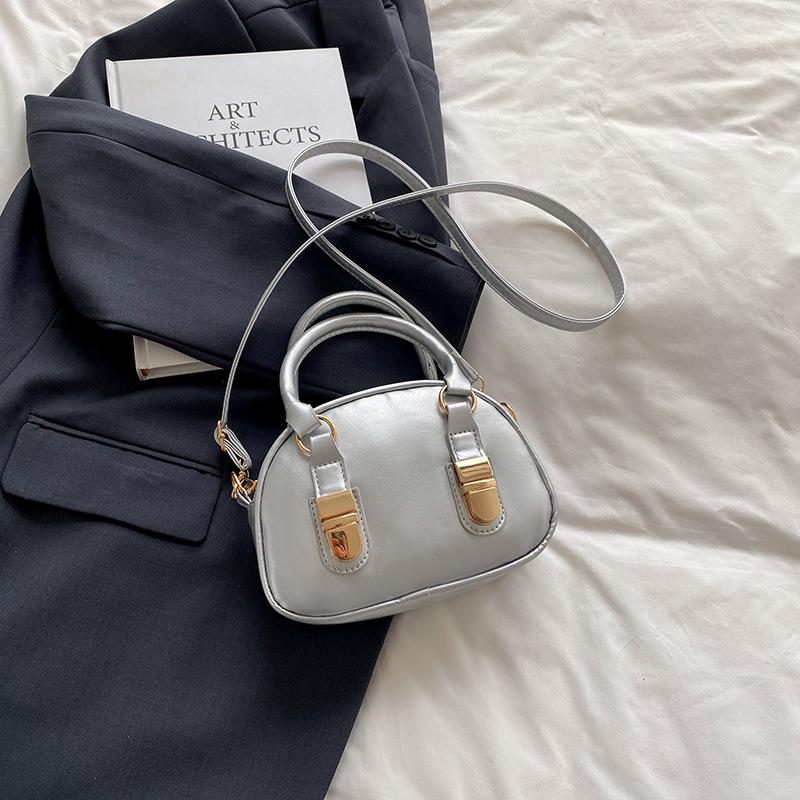 

Textured portable small square bag women 2025 new spring and summer fashion shoulder messenger bag tide