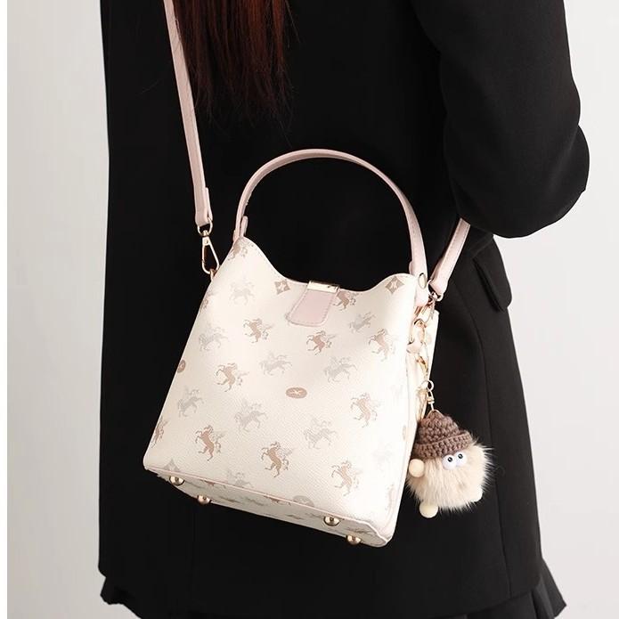

The High-end Pegasus Print Bucket Bag Is A Versatile Commuter Handbag for Women and A Casual Single-shoulder Crossbody Bag