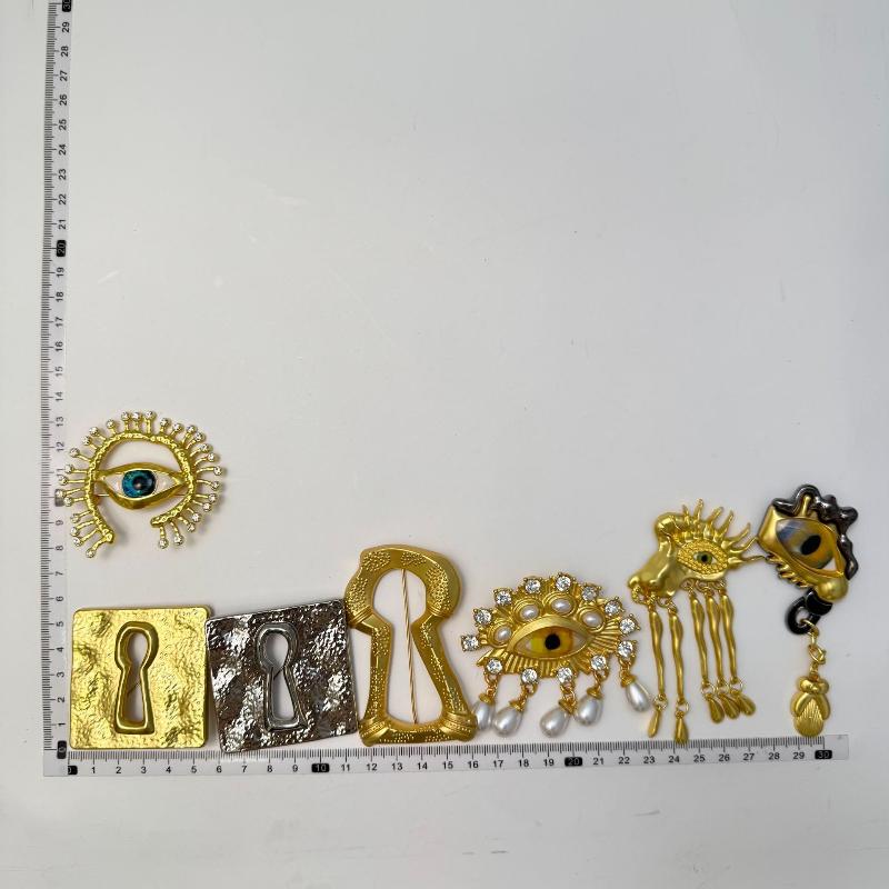 Pleated Devil'S Eye Brooch Alloy Keyhole Shape Glaze Luxury Badge Pin Trendy Tassels Banquet Clothes Metal Pin