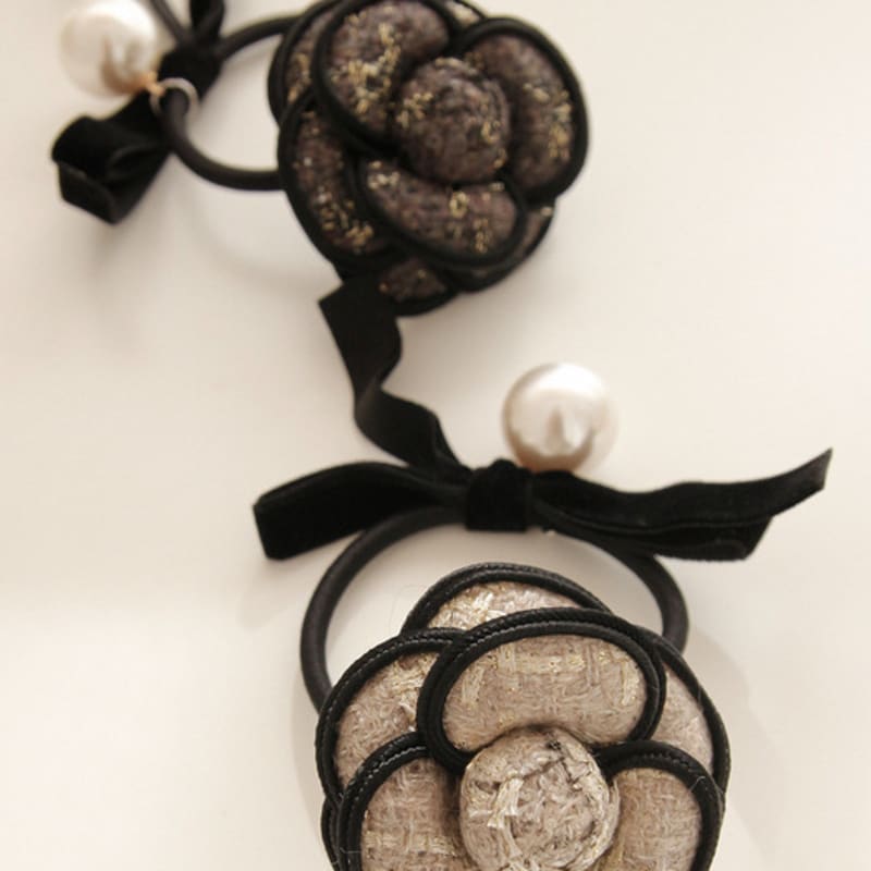 

J.Lauren Резинка для волос с цветком камелии, лентой и жемчугом H01308 beige