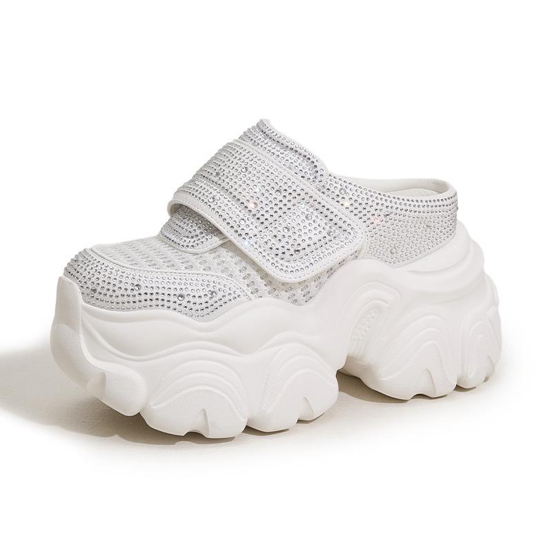 

Женские полушлепанцы на толстой подошве, лето 2025, новые, универсальные, с закрытым носком, уличные сандалии со стразами, ощущение, что наступаешь на дерьмо, внутренняя платформа для увеличения роста 39 белый