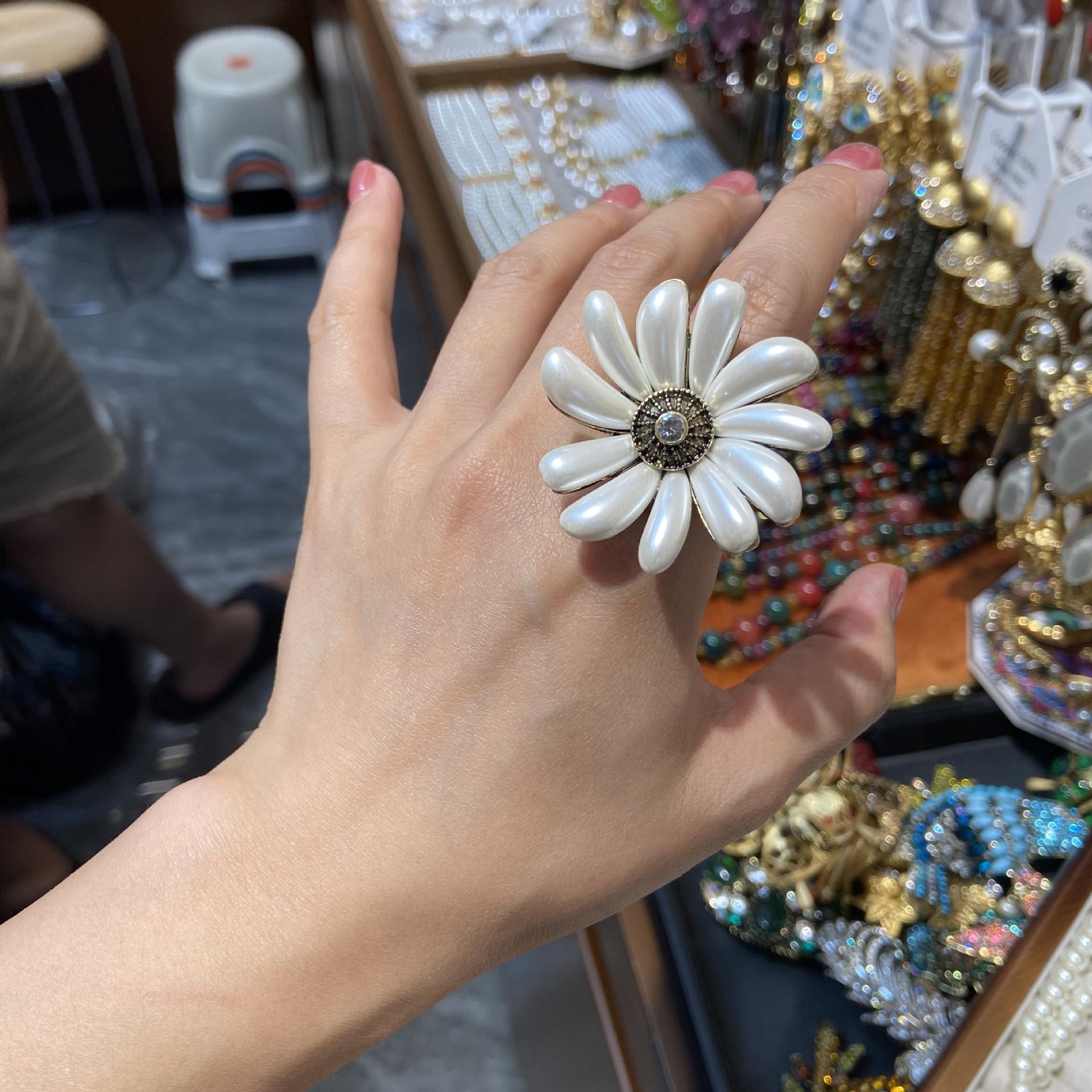 

Серьги-гвоздики «Белая маргаритка» в стиле тяжелой промышленности, жемчужное ожерелье, винтажное кольцо-цветок, брошь, комплект ювелирных изделий