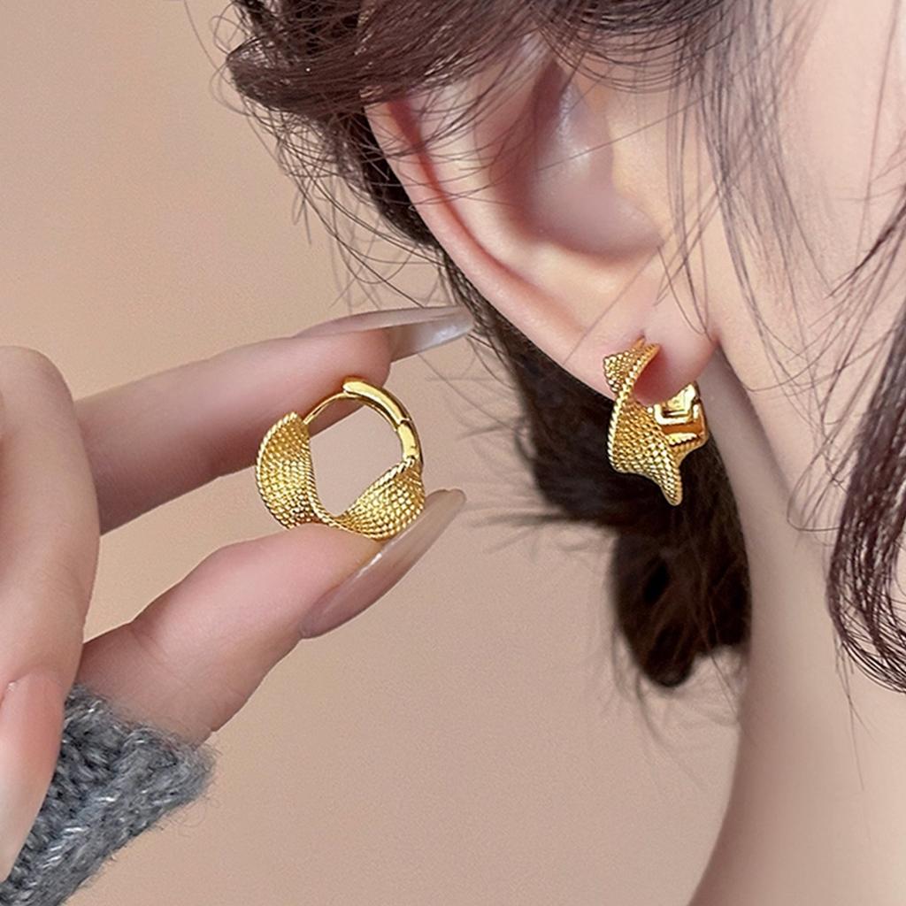 Vintage and Unique Earrings with a Light Luxury Atmosphere, 2026 New Popular Fashion and Niche Design Earrings, Women's Accessories
