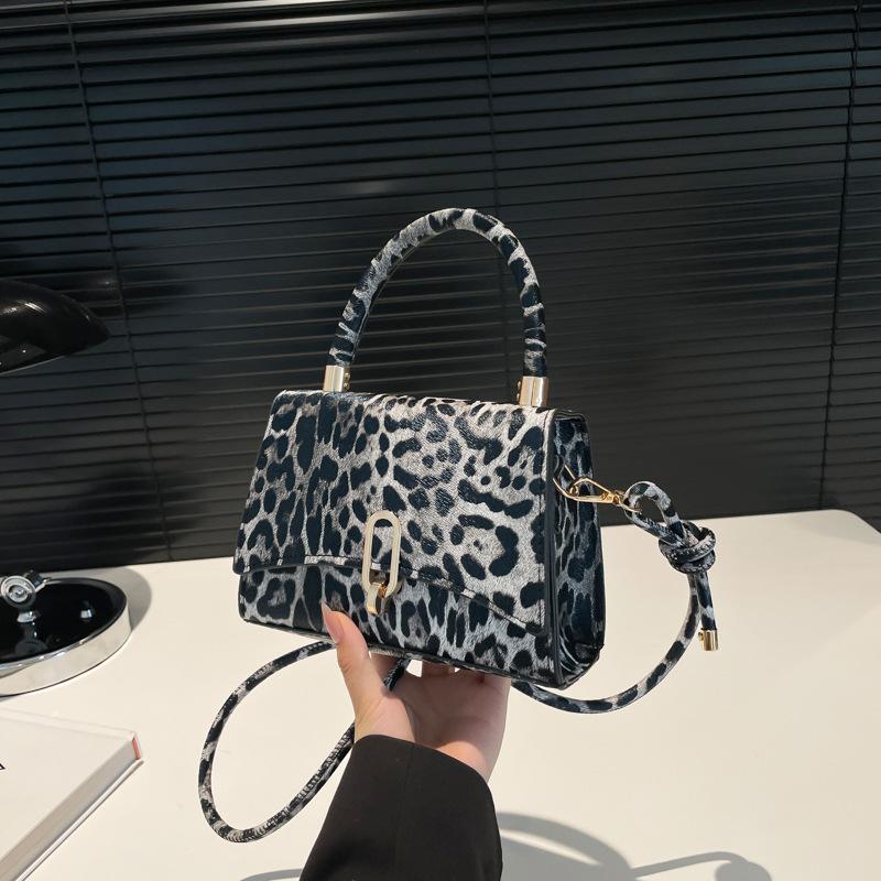 Летняя новая красивая модная сумка женская иностранный стиль 2025 лето нишевый дизайн красивая трендовая персонализированная маленькая квадратная сумка