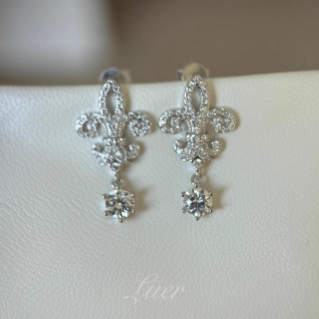 925 Sterling Silver Iris Flower Pendant and Stud Earrings with Sparkling Diamonds - Elegant Light Luxury Design