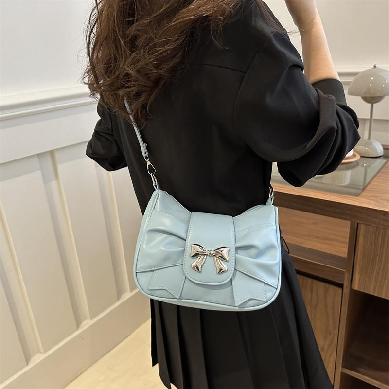 Fashionable Crescent Shoulder Bag Trendy Street Style For Women 2024 With Pleats In Black