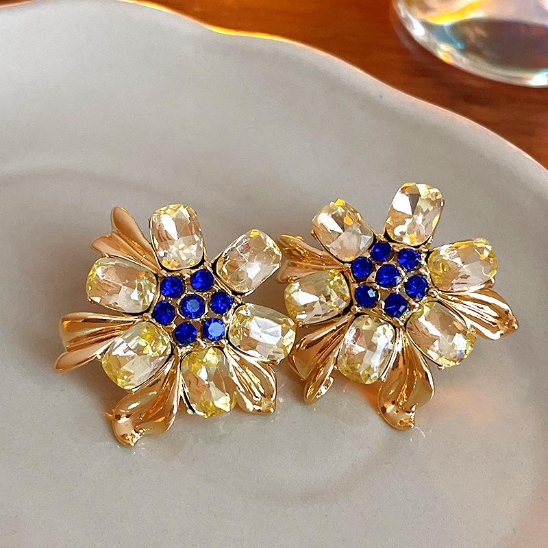 

Винтажные серьги-гвоздики с жемчужными цветами для женщин, роскошные темпераментные, женские серьги-гвоздики золотого цвета, модные серьги-гвоздики 2024 года, свадебные с цирконом