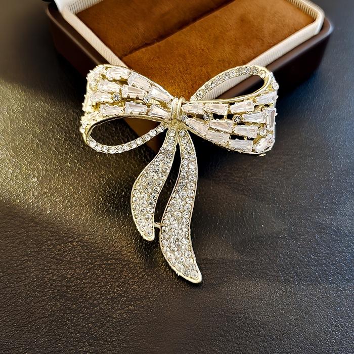 High-End Light Luxury Flower Brooch Female Heavy Industry Design Sense Animal Brooch Diamond Corsage Coat Clothing Accessories