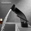 Rubinetto Ottone a Cascata Dorata – Lavabo Lusso a Foro Singolo