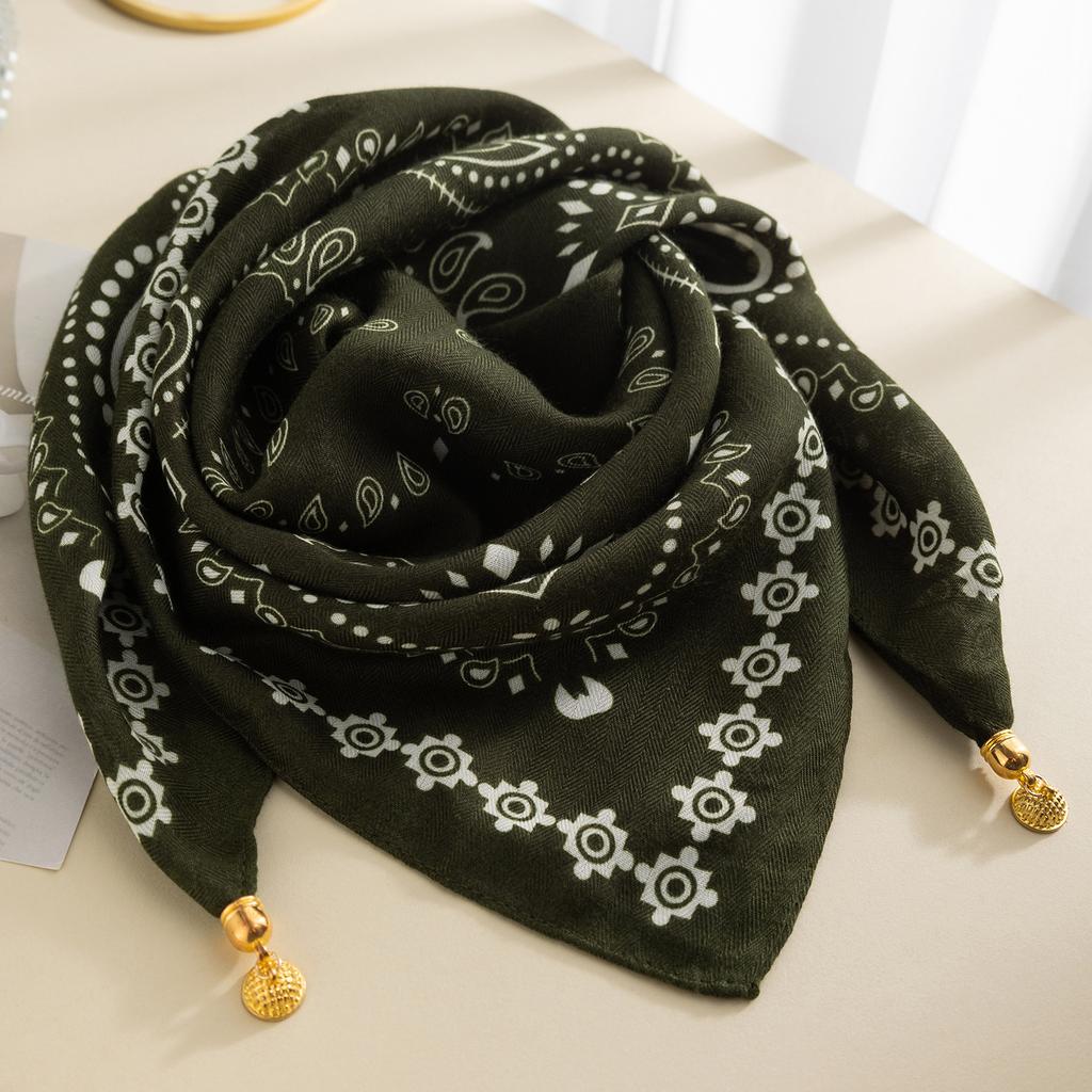 Winterwarme Schals, Schals, Klassische Karobänder, Strickjacken und Warme Decken für den Außenbereich