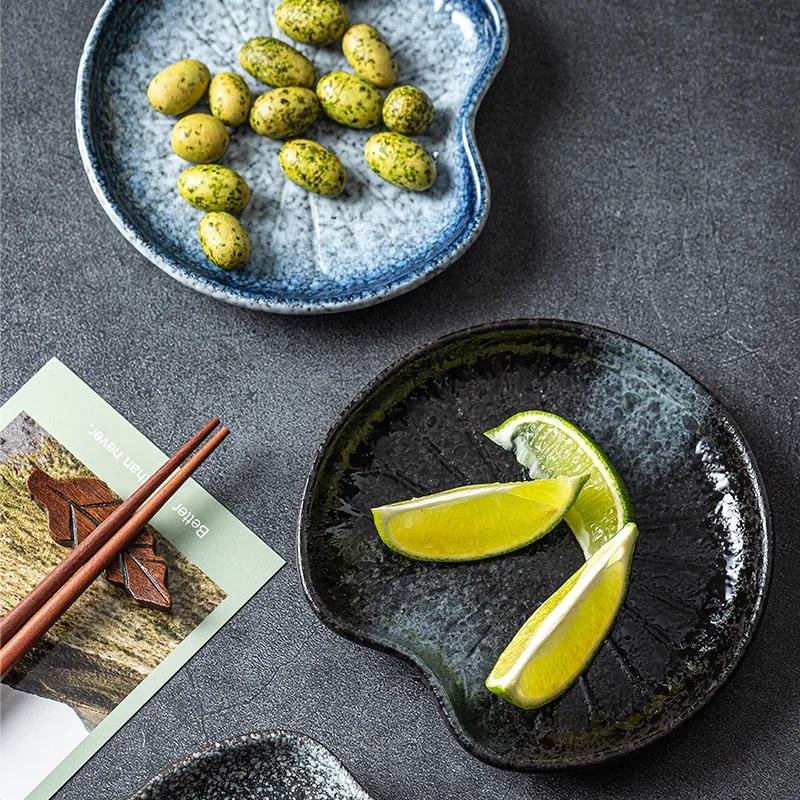 Retro japonské nádobí v japonském stylu, domácí keramické talířky s nepravidelnými kostmi, dorty, svačiny, ovocné talíře