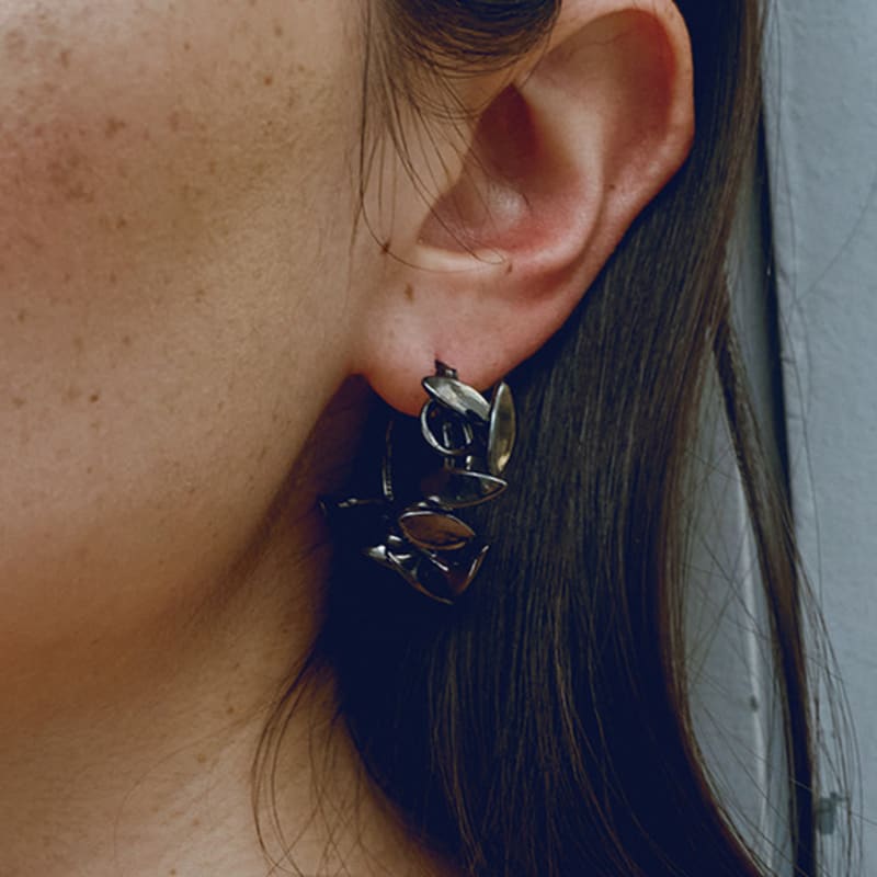 Cellmute PETAL HOOP EARRING_L(BLACK COLOR)