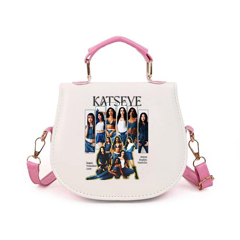 Unique Apparel Kinderen Meisjes KATSEYE Bedrukt Student Lichtgewicht Crossbody Tas Casual PU Schoudertassen 14.5*17cm white