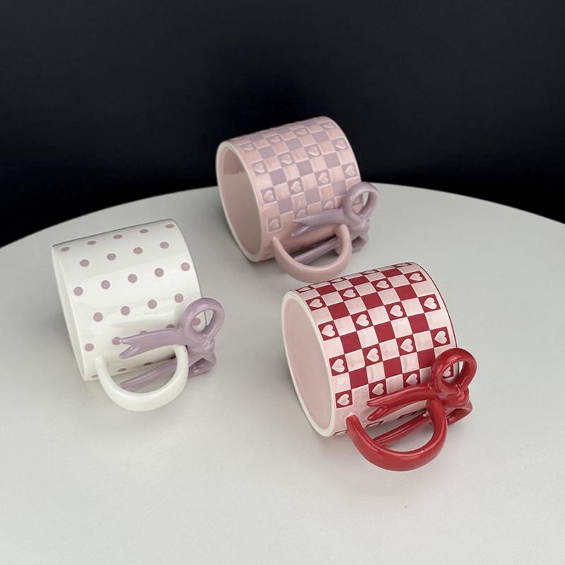 1Pieces Bow Handle Heart Ceramic Mug Creative Bow Handle Design Checkerboard Pattern Mug Coffee Cup Outdoor Tableware
