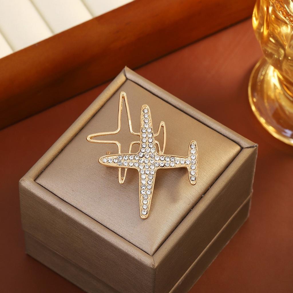 Personalized Brooch with Crystal Heart Brooch for Fashion Snowflake Geometric Creative Suit Pin