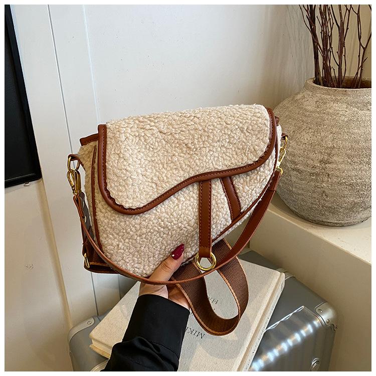 

Новая модель 2025 года в иностранном стиле, нишевый дизайн, сумка-седло, милая ретро плюшевая сумочка, модная наплечная сумка-мессенджер для женщин коричневый