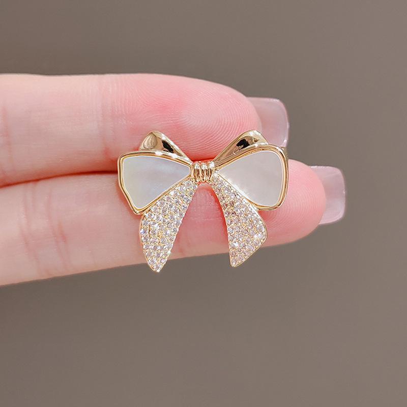 Elegant Butterfly Brooch: Luxurious Suit Accessory & Stylish Corsage for Women