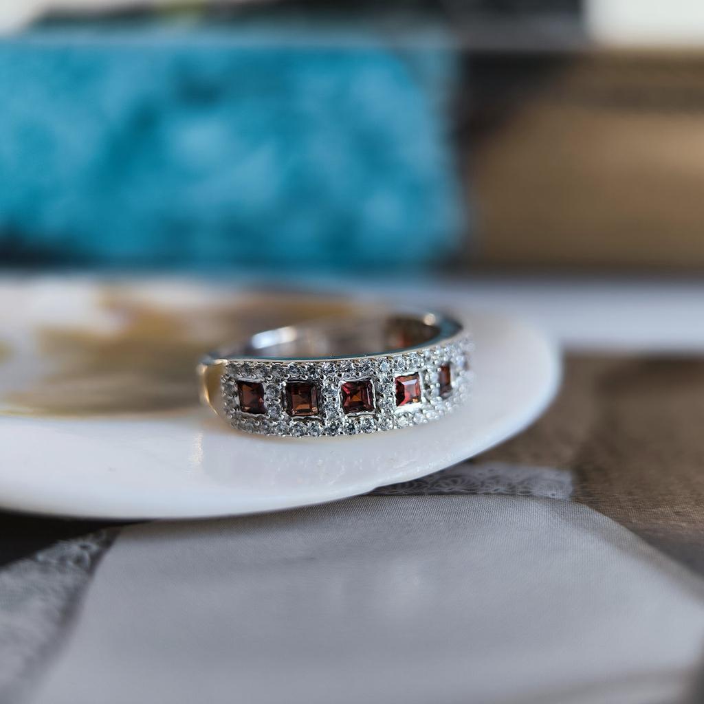 Серебряное кольцо с натуральным гранатом 1.503ct, вес изделия 3,3 гр (2204237)