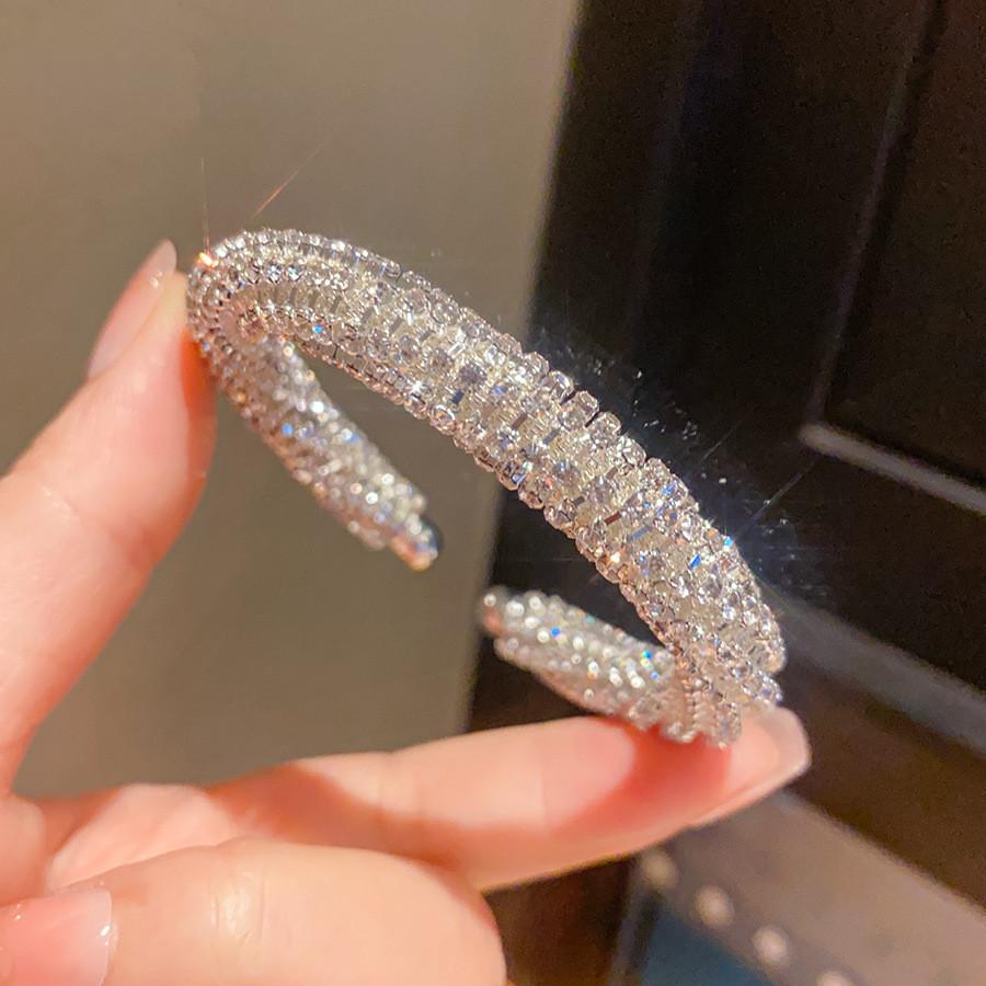 

Metal Diamondstudded Twist Cuff Bracelet For Women With Geometric Design срібний