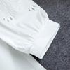 Damskjorta med broderi och utskärningar för pendling