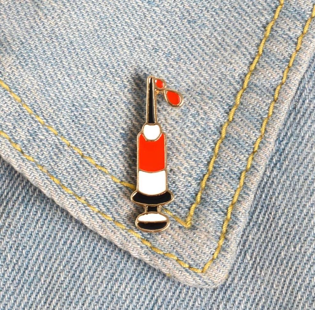 Neue Emaille Pin Spritze Doktor Krankenhaus Metall Stecker Geschenk Geburtstag 1 Stück